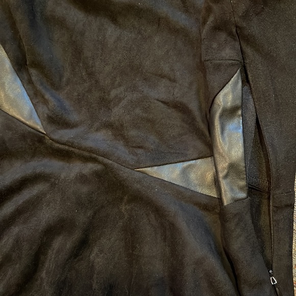 NWT Black faux suede & leather peplum top. - Picture 4 of 5